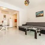 House Grmoja شقة